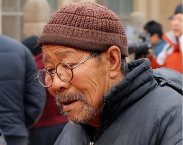 老人身上有一股怪味？建议55岁后，远离3个习惯，老了或没味