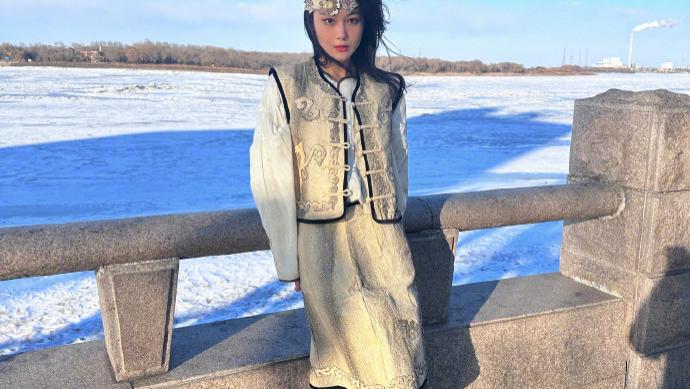 张馨予雪地光腿穿鱼皮衣，自称世界独一无二，网友：太美了