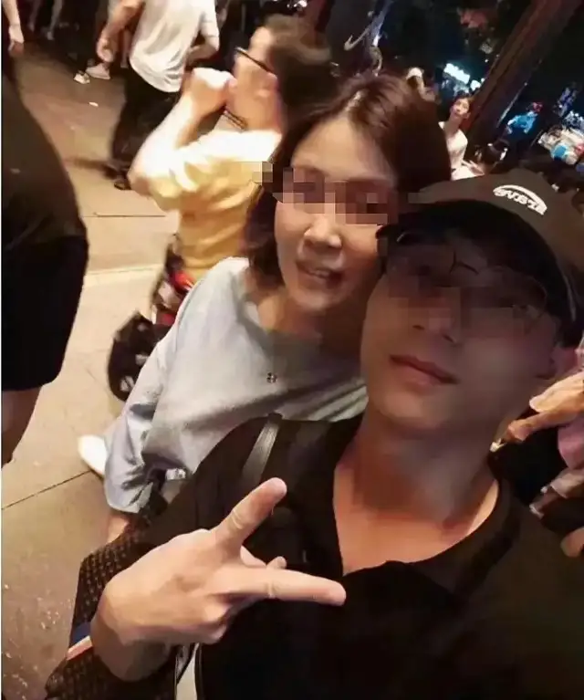 郑同学高调官宣与胡教授恋爱：两人是真爱，对其称呼太肉麻