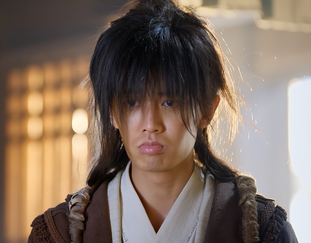 34岁任嘉伦,他的危机才刚刚开始