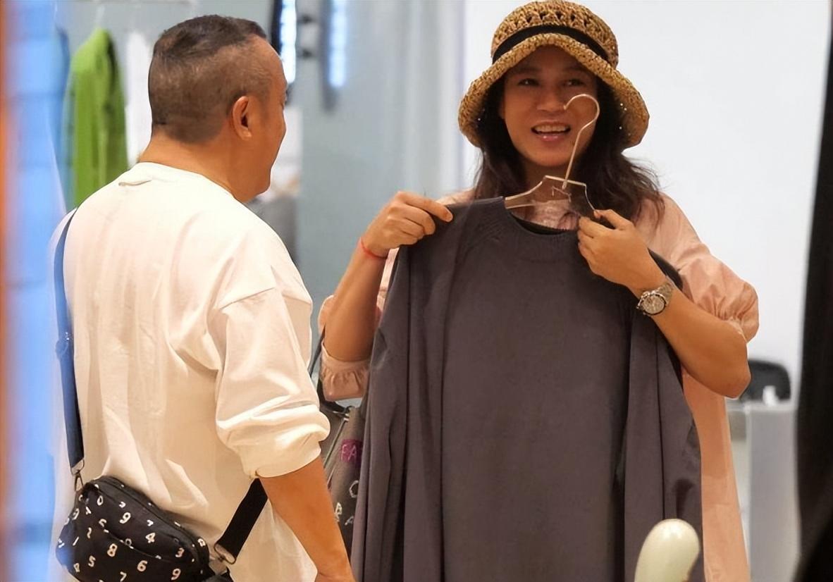 曾志伟和好友遗孀逛街被拍神情紧张,互相陪伴多年,关系引猜测