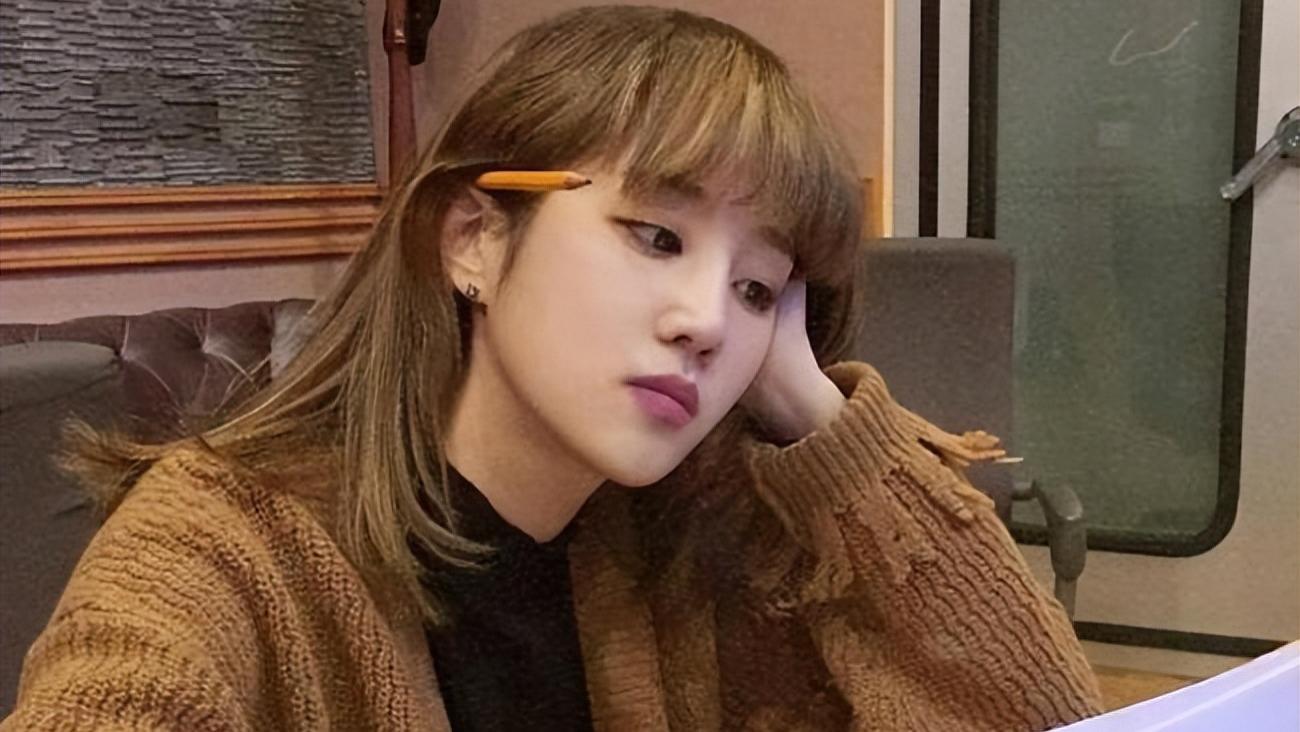 30岁女歌手朴宝蓝死在梳妆台，生前喝了不少酒，网友：熬夜熬的吧