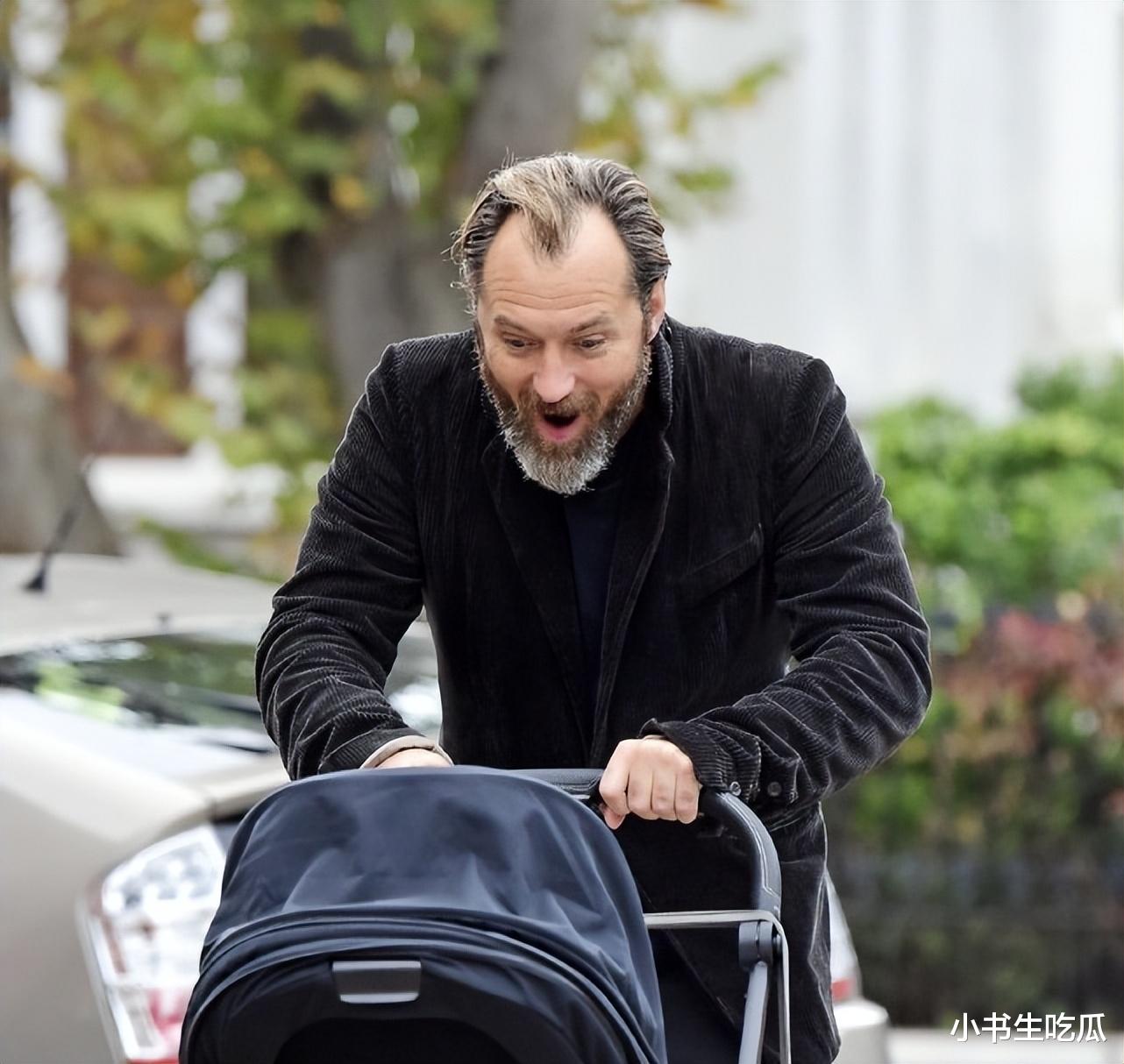 裘德洛真的是不抗老,和妻子像两代人,还好女儿遗传他的高颜值