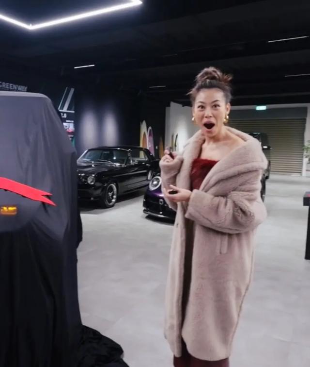 王阳明送爱妻奔驰大G,蔡诗芸笑的合不拢嘴,这份礼物真豪气!