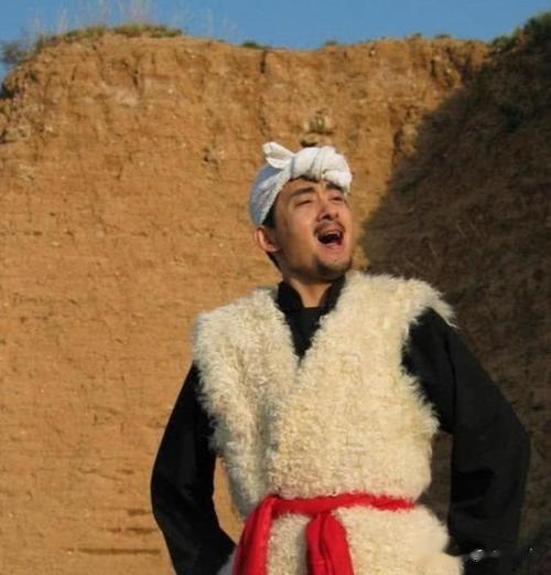 事实证明，如今“装疯卖傻”的歌手阿宝，已经活成了一个笑话