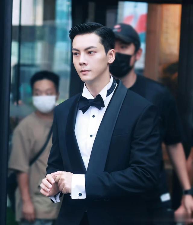 来看看两位型男男演员，行走的荷尔蒙男人味十足，演技精湛。