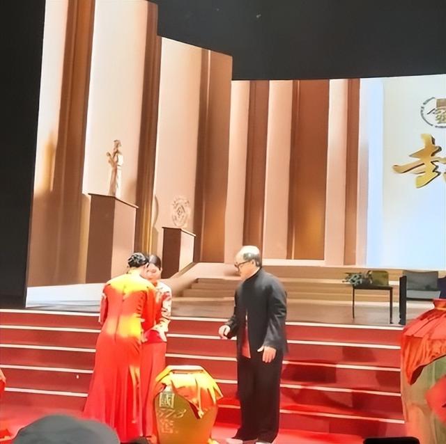 70岁成龙现身参加活动,头发花白尽显老态,大家的偶像确实老了