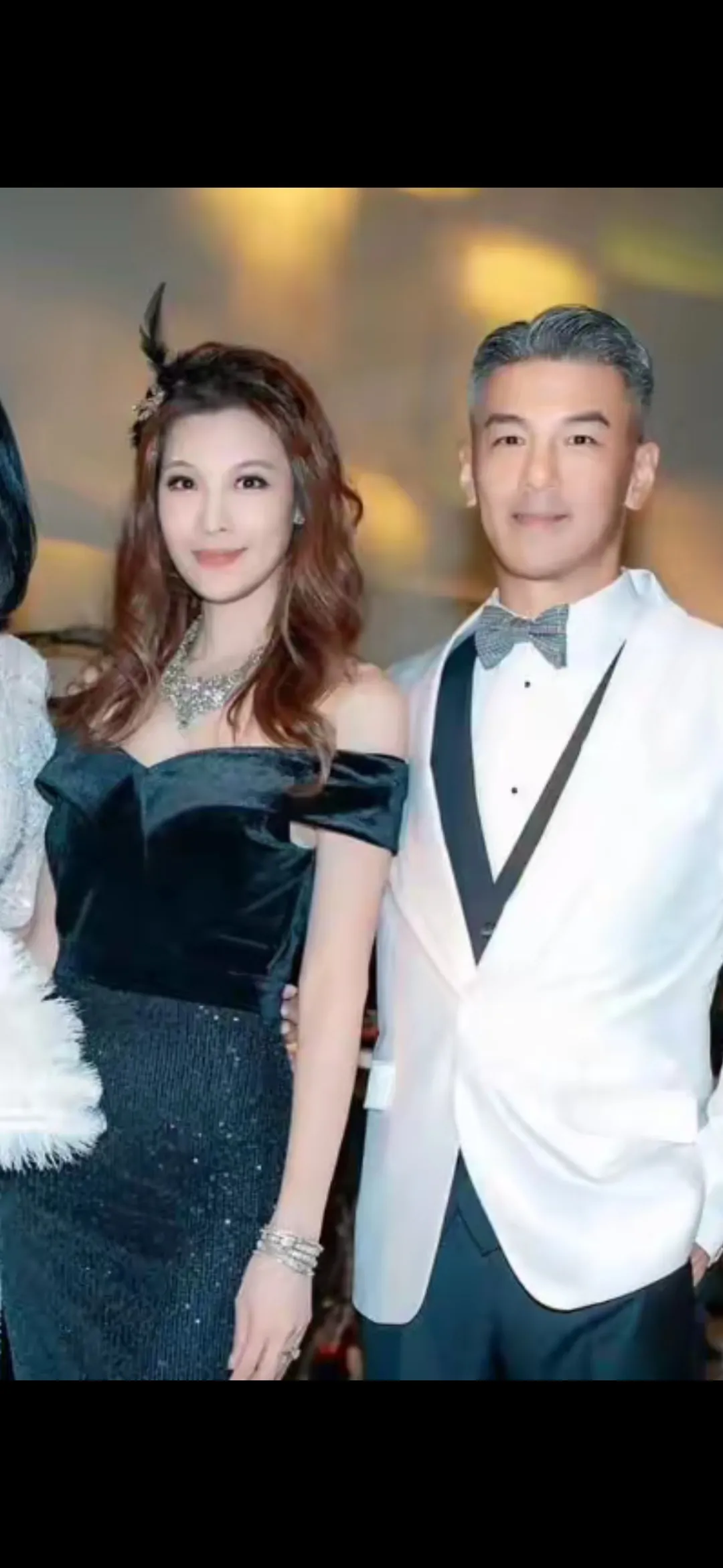 孙志浩黏老婆,合影也要搂着林若亚,夫妻俩面容松弛很般配