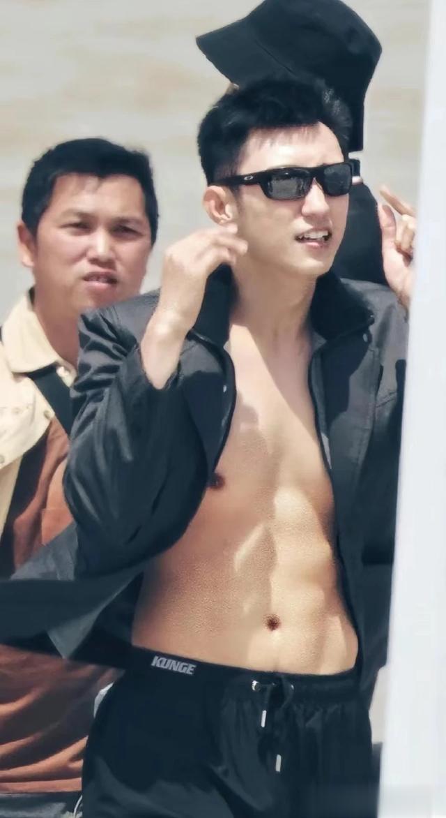 黄景瑜是内娱男演员中的天花板级别人物哦，演技精湛，魅力四射。