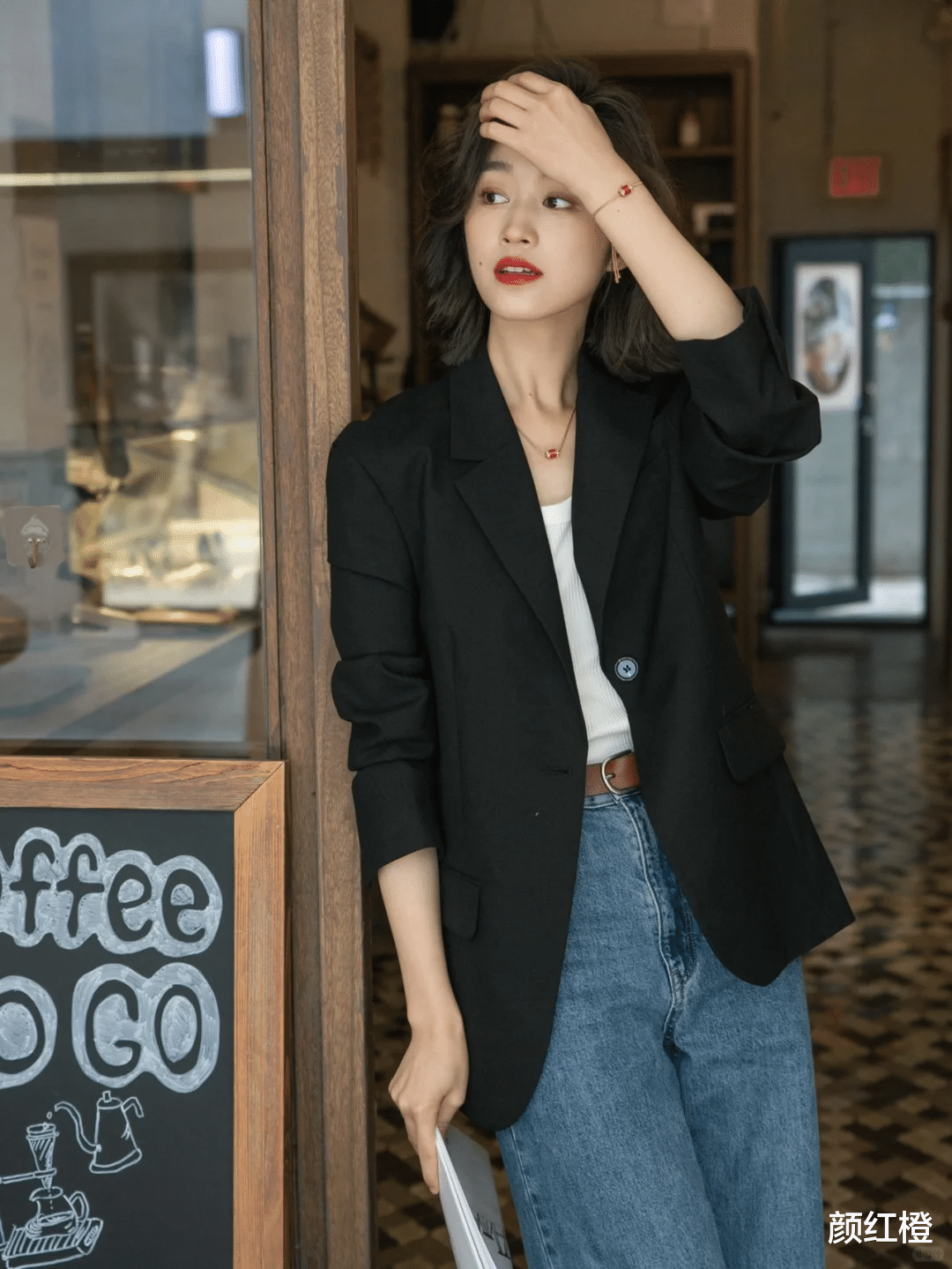 今春卫衣过时了，很土！瞧下面职场潮人这样搭，简约干练又时髦