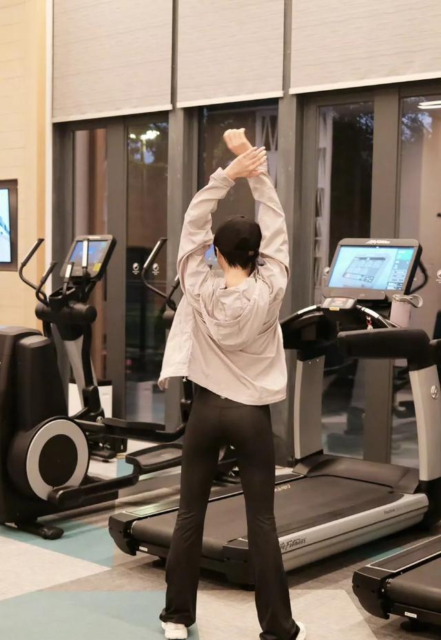 秦岚这包裹度曲线尽显,可以不信黄晓明的演技一定要相信他的眼光