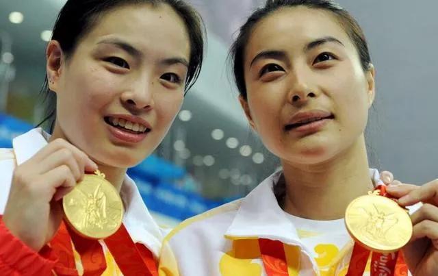 手握29个世界冠军,被富豪大佬排队求婚,她为何要零彩礼下嫁普男