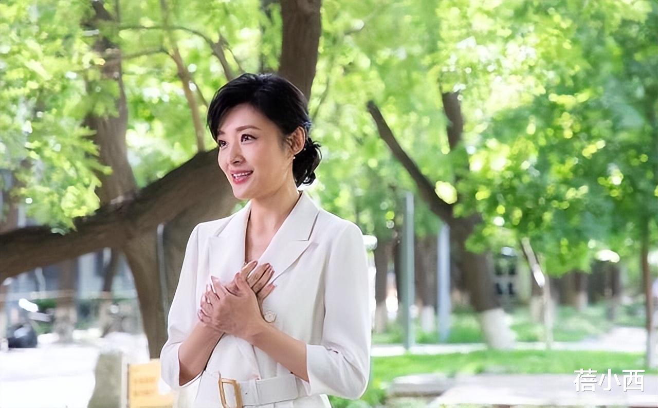 周涛终于换风格,穿黑色连体裤最少年轻20岁,扎起低马尾太减龄