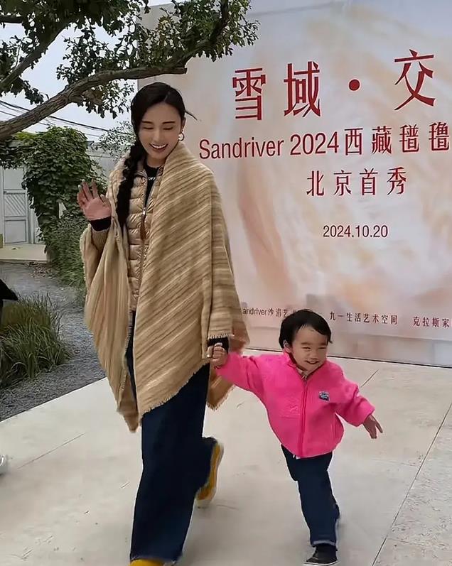 李亚鹏老婆重回模特赛道，带2岁女儿起走秀，夏夏不怯场超级棒