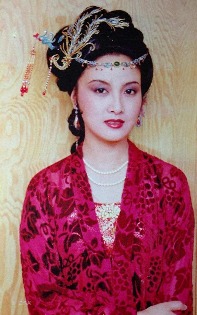 8位自然老去的女星，脸上被岁月补满刀，却活成了人人羡慕的模样