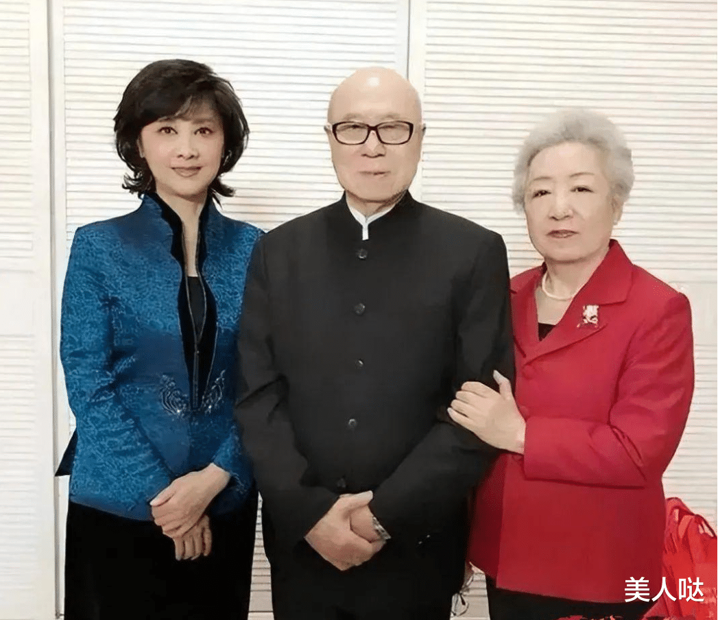 被朱琳的老年状态惊艳到:短发微卷,身姿挺拔,71岁美得风华绝代