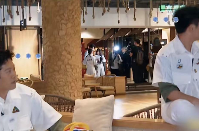 魏大勋|剧本?《跑男》现严重漏洞,魏大勋拿台本同众人讨论,网友炸锅了