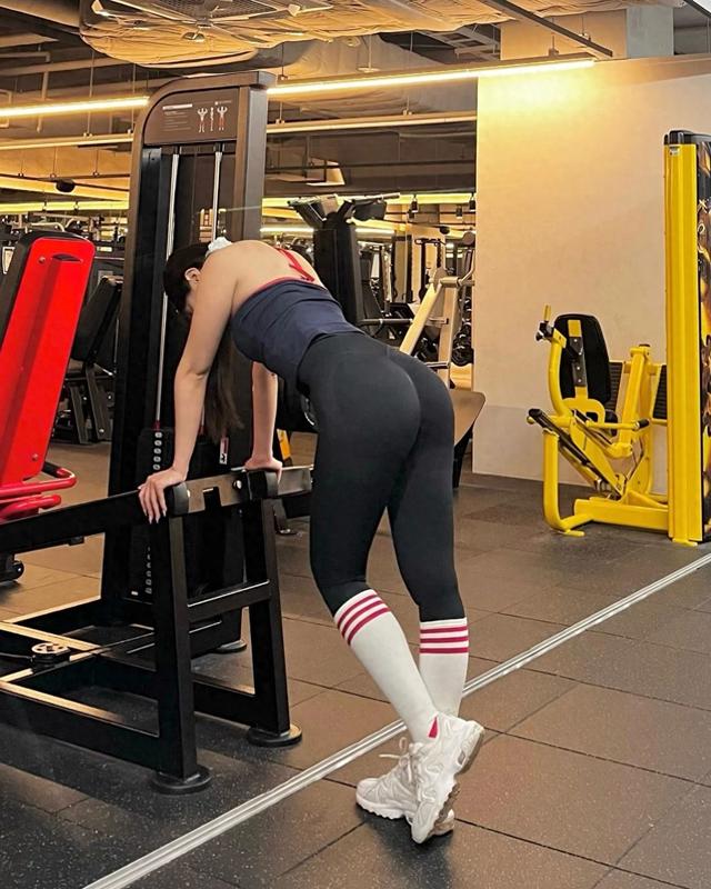 小姐姐爱健身，穿瑜伽裤坐瑜伽球，这臀腿比例太优越了