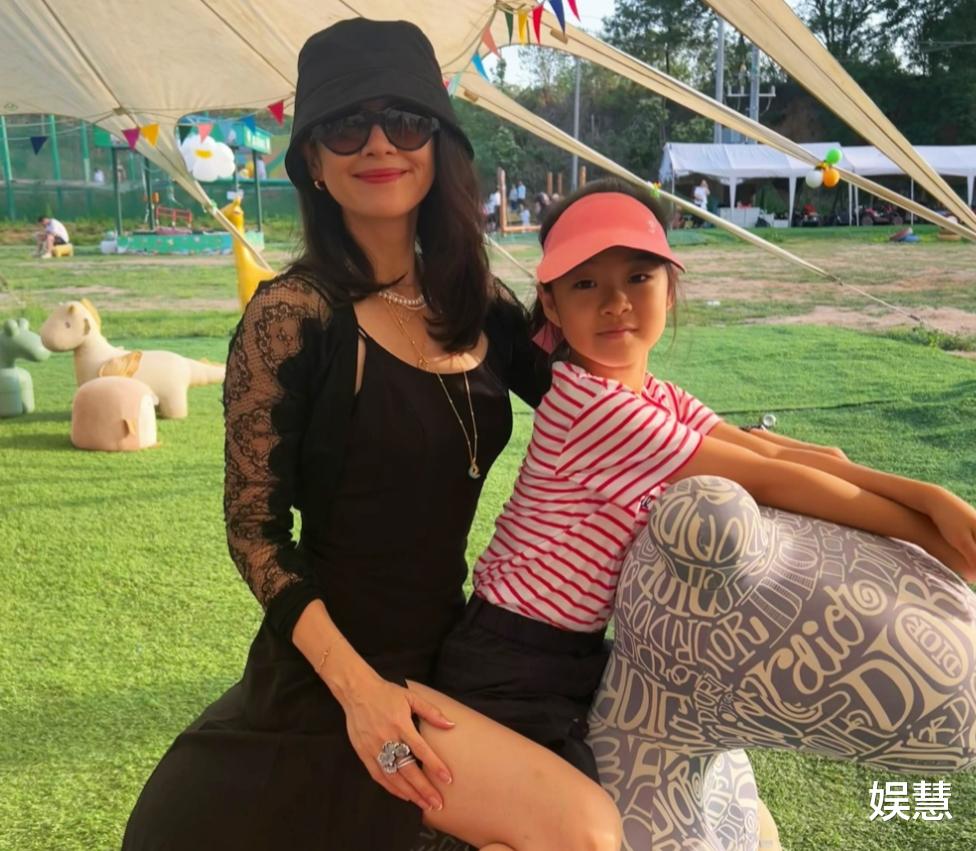 汪峰陪女友森林北过六一，戴情侣帽现身商场，女方气质很像章子怡