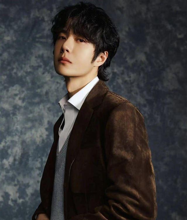 丁禹兮凭啥杂志销量远超王一博？内娱时尚圈宠儿之争白热化