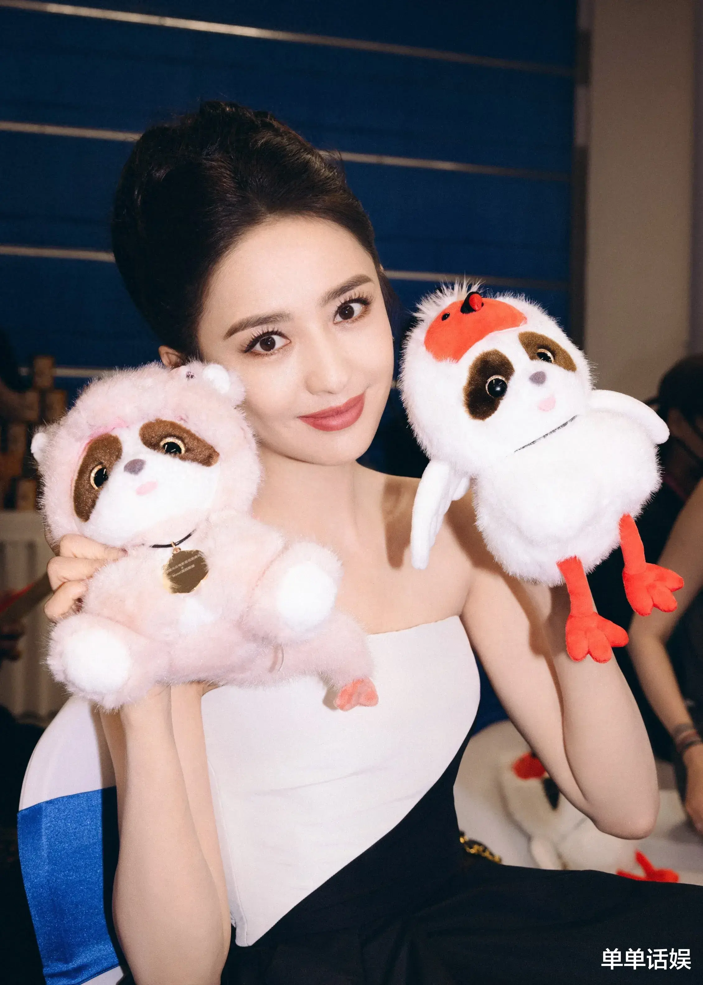 佟丽娅亮相第37届大众电影百花奖,一袭黑白抹胸礼服,从容自信