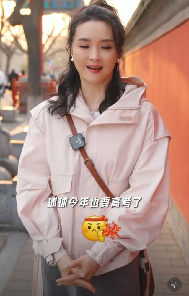 50岁王艳赴国子监为儿祈福，球球还有42天高考，王志才神隐多年