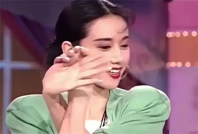 杨丽萍仙气全无,指甲也剪了,常年吃花瓣水,如今65岁拄拐杖出行