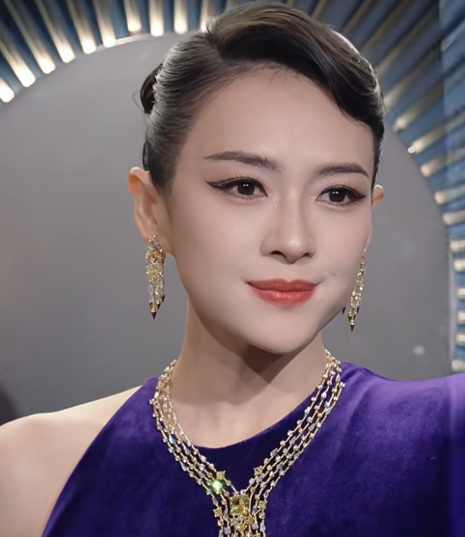 45岁章子怡对比46岁刘涛，自然老去和医美老去的差距一目了然