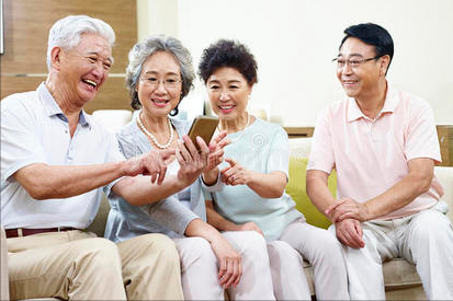 52岁的大妈,退休后找了份包饺子的活,退休金加工资让我乐开了花