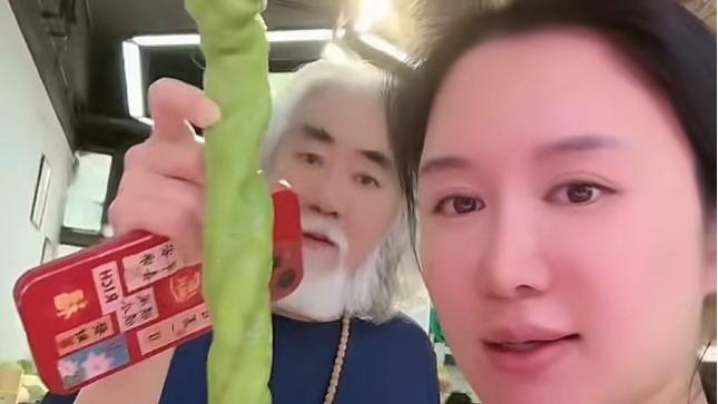 73岁张纪中骑电动车载孕妻，吃杜星霖雪糕被嫌弃：我不要吃你口水