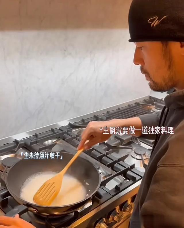 昆凌夫妇穿情侣装买菜,周杰伦下厨做麻辣炖饭,二人共用灶台好甜