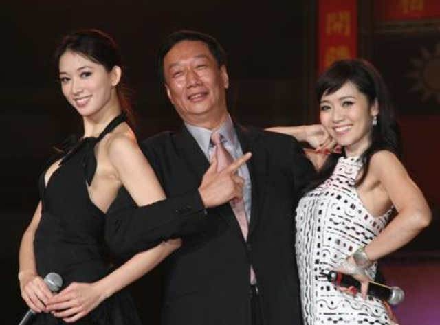 挤走刘嘉玲和林志玲，6年连生3胎稳坐正宫的她，才是真正的有手段