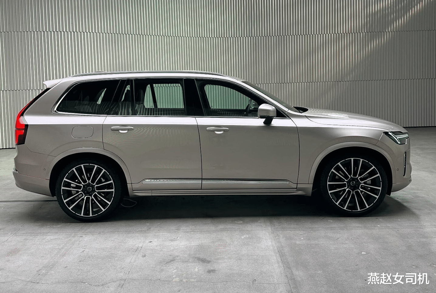 新款沃尔沃XC90实车现身,换新前脸+大屏,配455马力+空气悬架