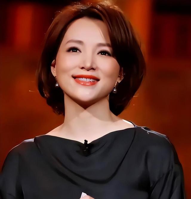 万万没想到！富豪密春雷争议刚过仅两年，董卿就以“新姿态”出现