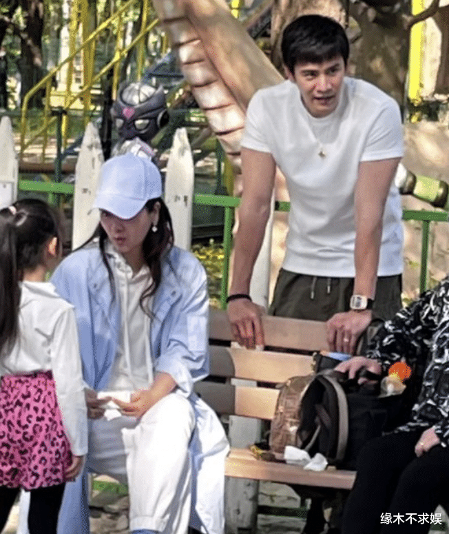 经超小李琳恶评升级!43岁小李琳被指不如女粉丝,经超动作惹质疑