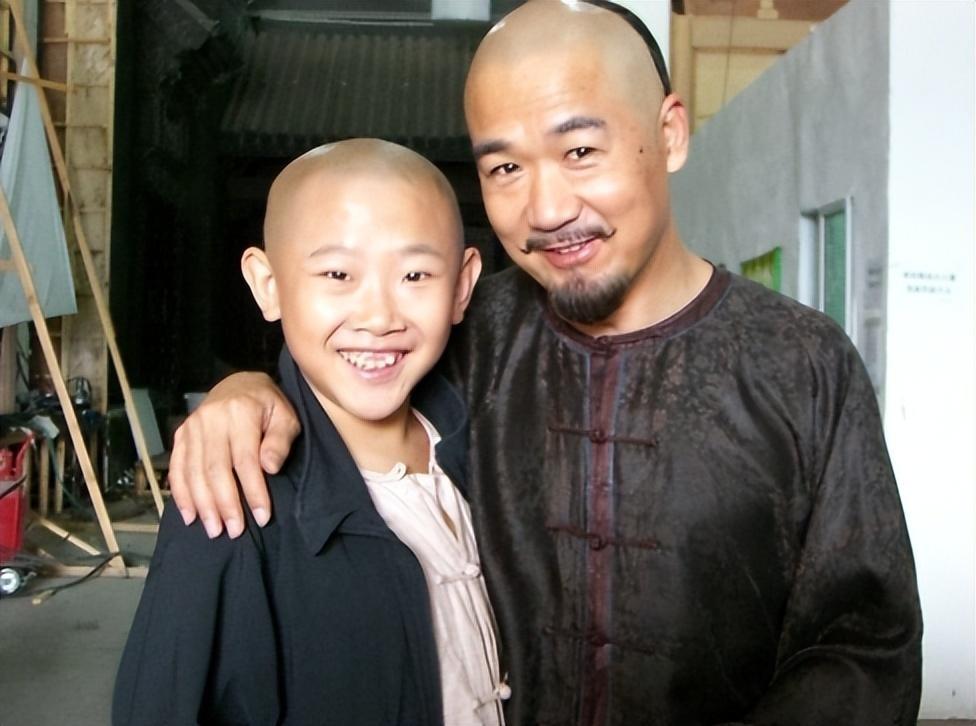 侯祥:9岁停止发育,出道18年只能演小孩,与妻子同框被嘲像母子