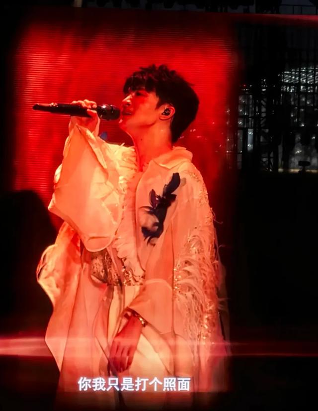 杨幂戴玉镯去看周深演唱会,她生图的美疯了,周深把自己唱哭了