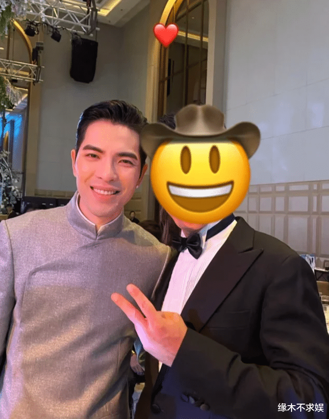 萧敬腾婚礼内场：51岁新娘生图太年轻，女宾客和新郎合影惹争议！