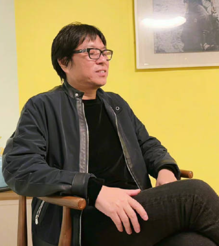 55岁高晓松暴瘦认不出!一头短发磨平了菱角,他失去的不仅是风格