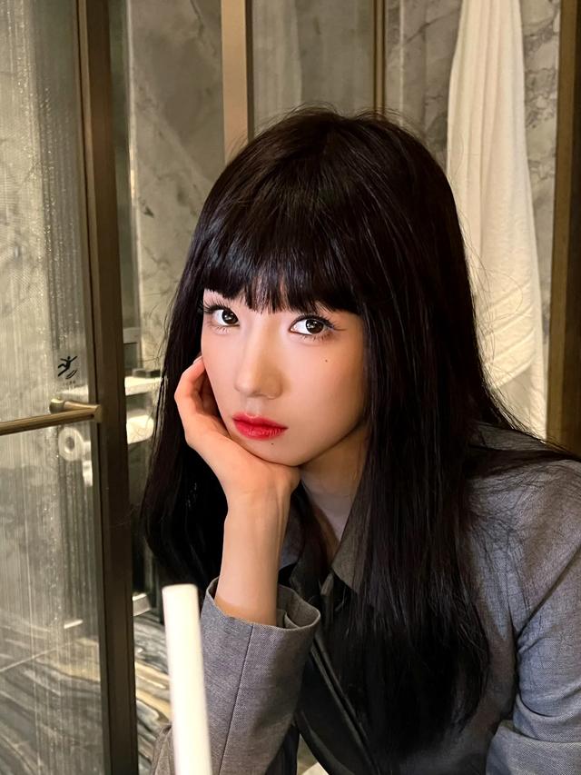 齐刘海的孟美岐 美出天际了