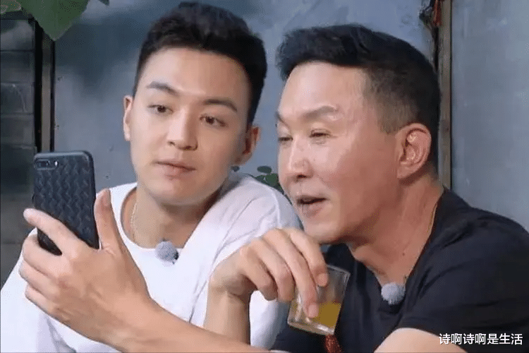 亲爹是影帝,亲妈是老戏骨,12年都捧不红他,改名后却火了!