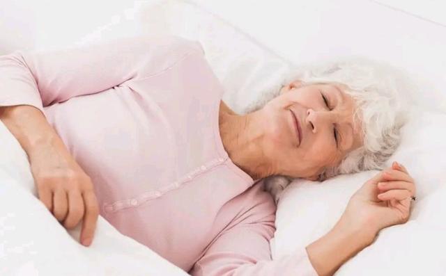 为何睡觉时“把手举过头顶”，能一觉到天亮？建议中老年人多了解
