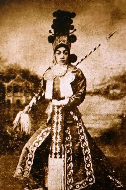 被誉为最牛星一代,五个儿子都是大腕,大儿子火过周星驰、甄子丹