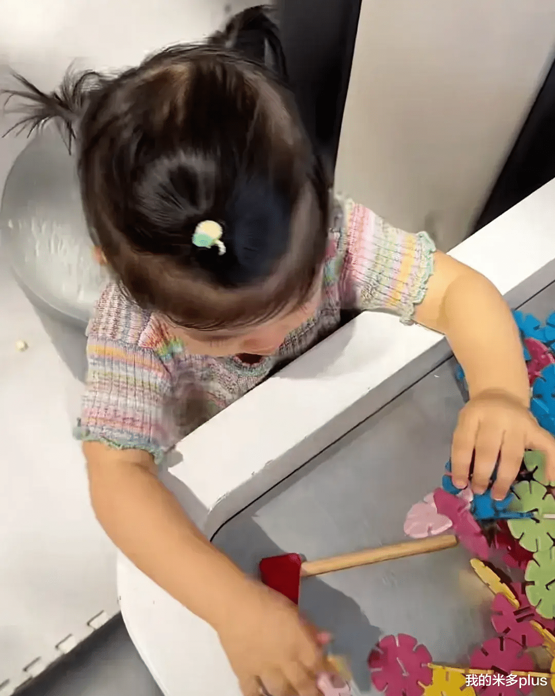 程晓玥带女儿去儿童城堡，富二代老公戴2950帽子出镜，气质很稳重