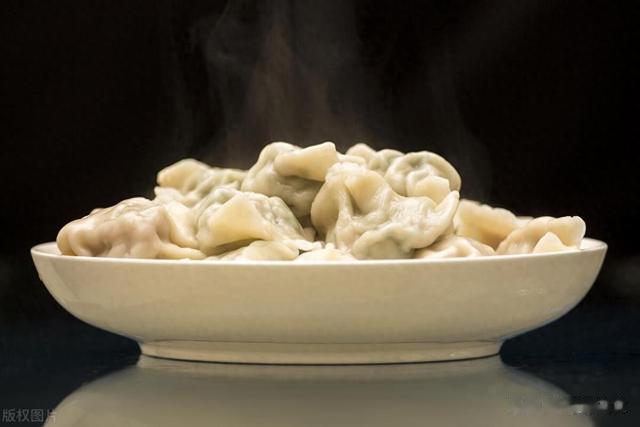 做牛肉馅饺子时，在馅里多加这2种食材，饺子鲜香味美，肉嫩滑