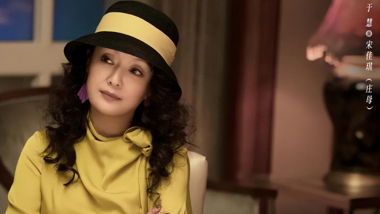 入行9年拿影后，巅峰时期结婚隐退，复出后59岁撞脸张兰看懵观众