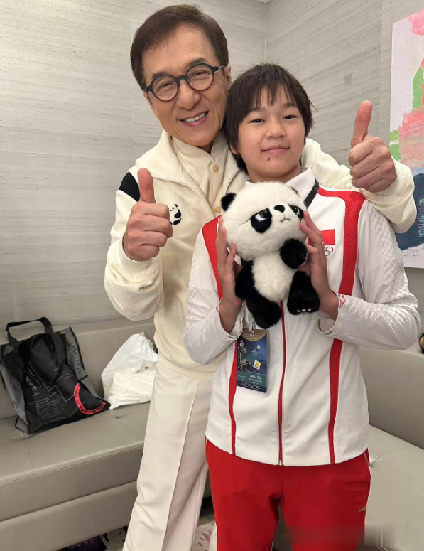 全红婵晒成龙合照,成龙转发给予最高评价,靠在成龙肩上好温馨!