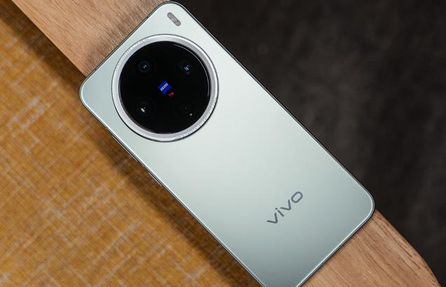 纤薄小直屏+5700mAh+无线充电，IP69防水+三主摄，vivo这次良心