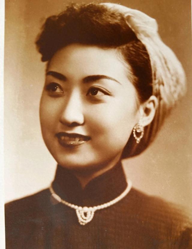 怪不得庾母看不上伊能静,看她结婚照就知道是个狠人,且才貌双修