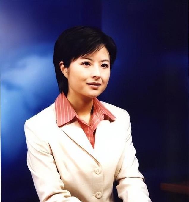 她曾是央视一枝花,低调嫁大18岁李铁为妻,如今51岁已满头白发